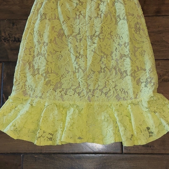 Adorable yellow fully lined form fitting mini dress size 0 - Picture 6 of 7